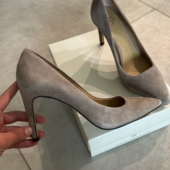 Greyish suede heels - Picture 3 of 5